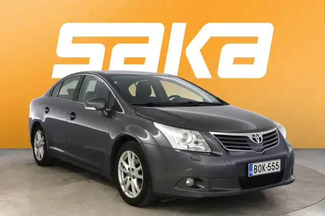 Harmaa Sedan, Toyota Avensis – BOK-555