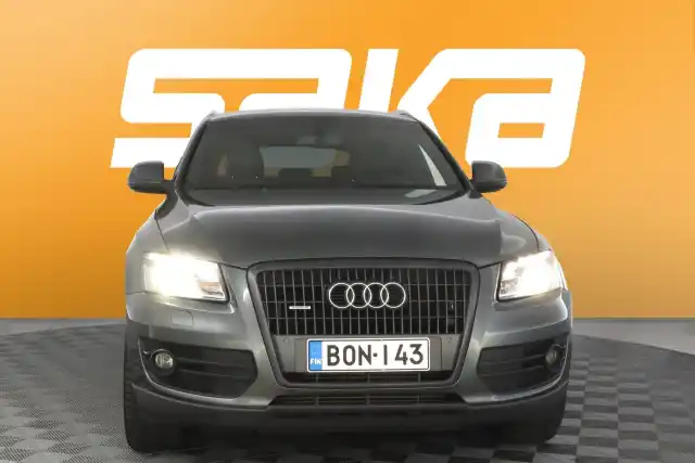 Harmaa Maastoauto, Audi Q5 – BON-143