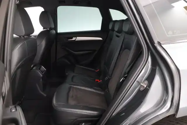 Harmaa Maastoauto, Audi Q5 – BON-143