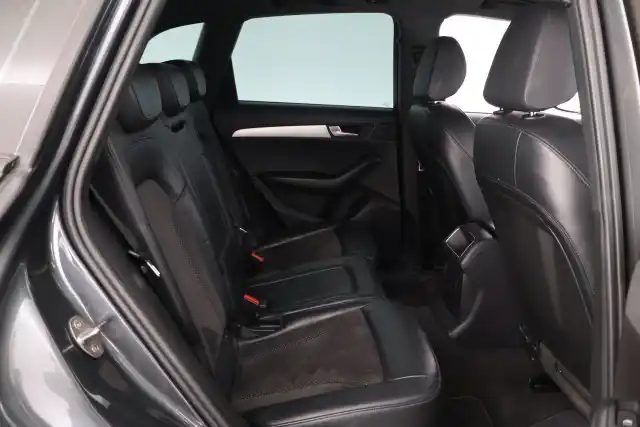 Harmaa Maastoauto, Audi Q5 – BON-143