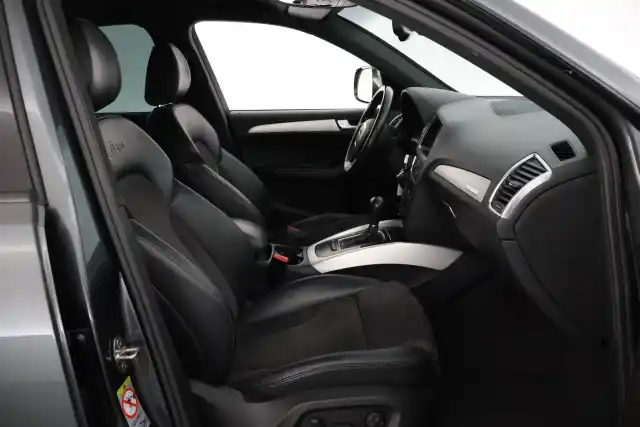 Harmaa Maastoauto, Audi Q5 – BON-143