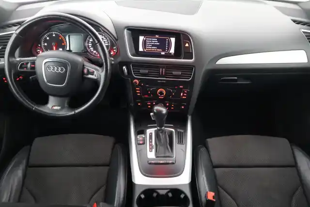 Harmaa Maastoauto, Audi Q5 – BON-143