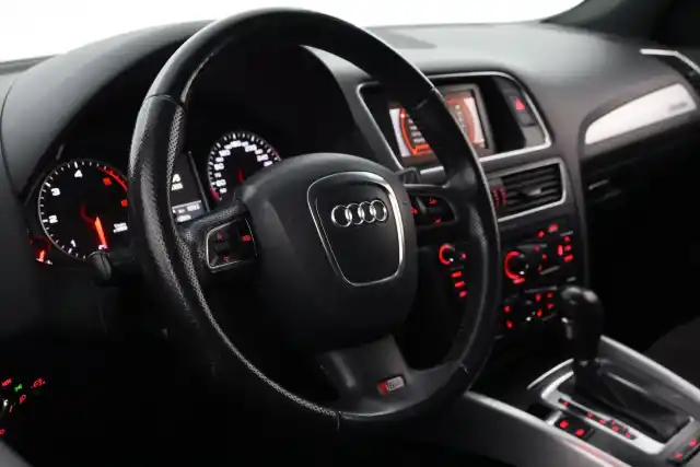 Harmaa Maastoauto, Audi Q5 – BON-143