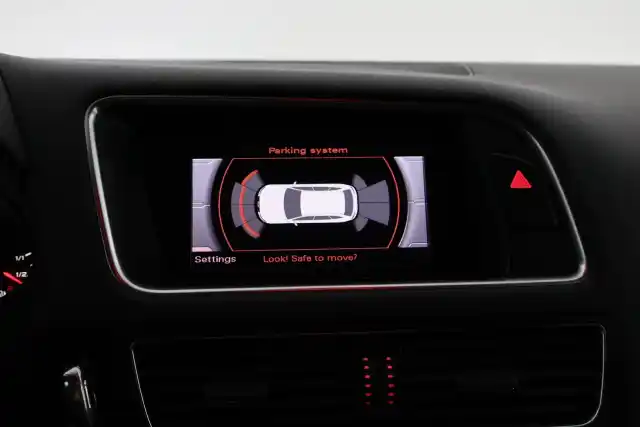 Harmaa Maastoauto, Audi Q5 – BON-143
