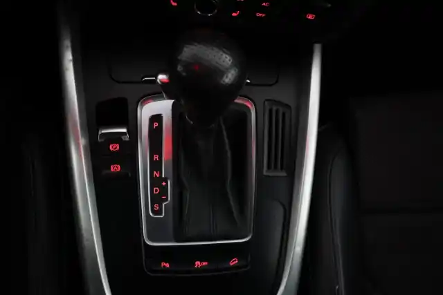 Harmaa Maastoauto, Audi Q5 – BON-143