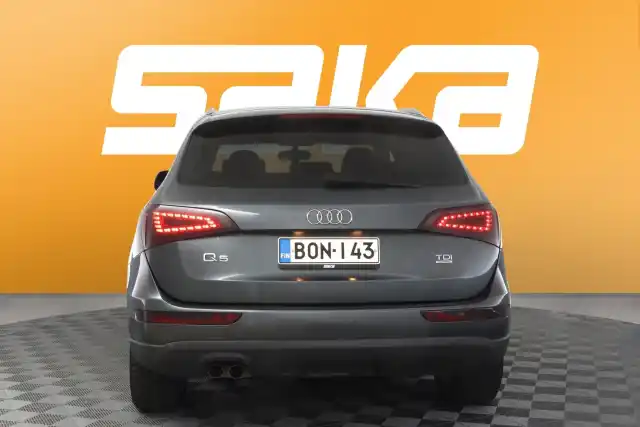Harmaa Maastoauto, Audi Q5 – BON-143