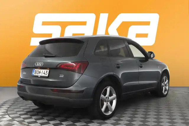 Harmaa Maastoauto, Audi Q5 – BON-143