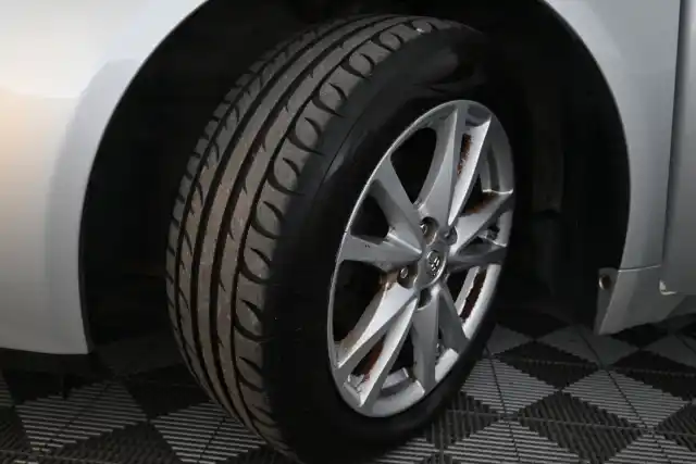 Hopea Farmari, Toyota Avensis – BON-442