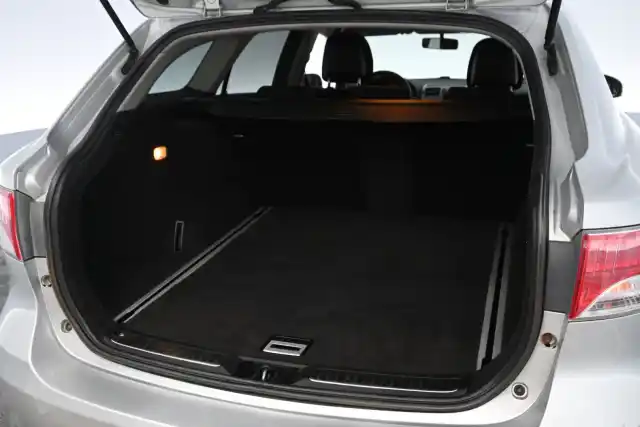 Hopea Farmari, Toyota Avensis – BON-442