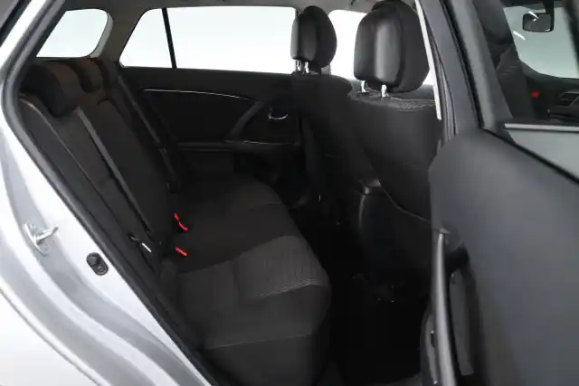 Hopea Farmari, Toyota Avensis – BON-442