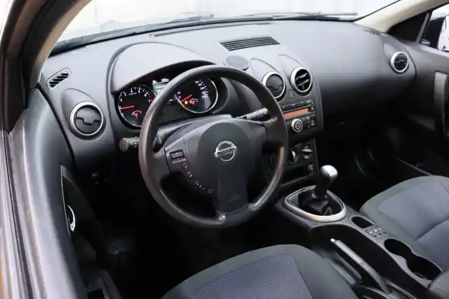 Musta Maastoauto, Nissan Qashqai+2 – BOO-172