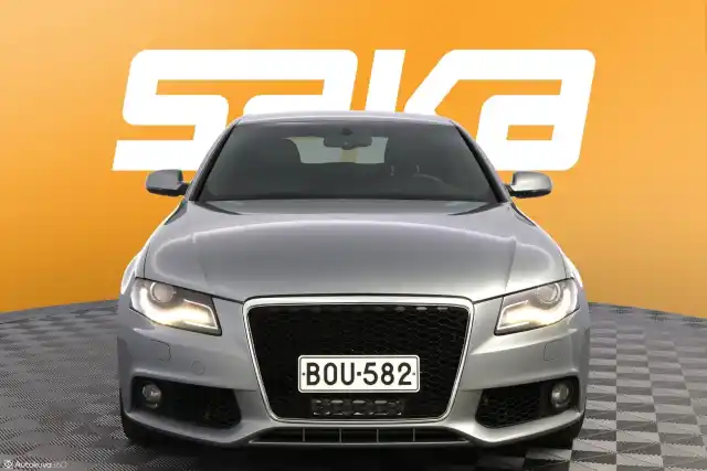 Harmaa Sedan, Audi A4 – BOU-582