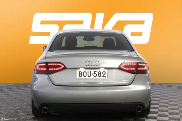 Harmaa Sedan, Audi A4 – BOU-582