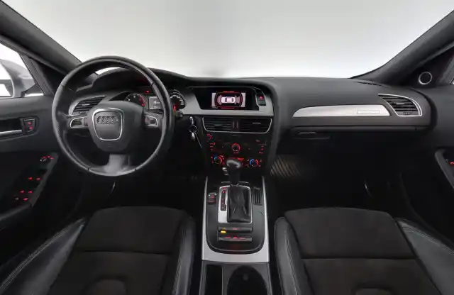 Harmaa Sedan, Audi A4 – BOU-582