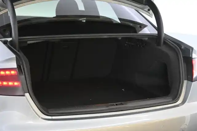 Harmaa Sedan, Audi A4 – BOU-582