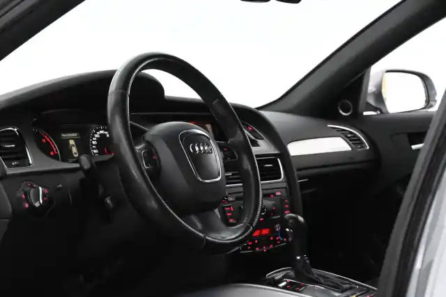 Harmaa Sedan, Audi A4 – BOU-582