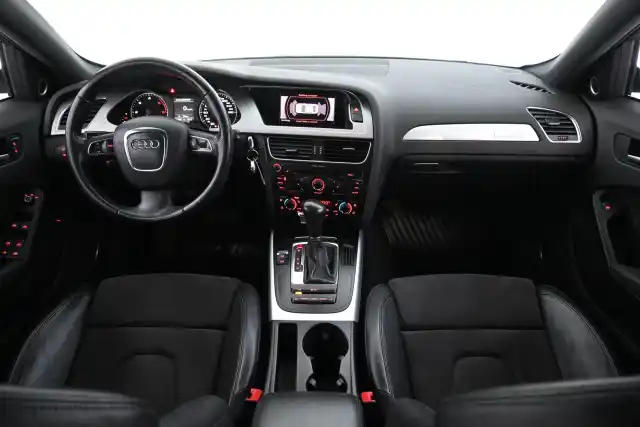 Harmaa Sedan, Audi A4 – BOU-582