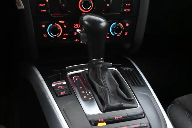 Harmaa Sedan, Audi A4 – BOU-582