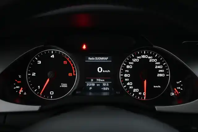 Harmaa Sedan, Audi A4 – BOU-582