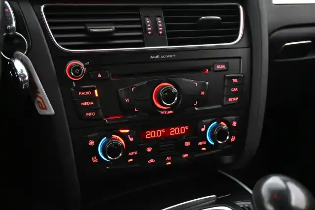 Harmaa Sedan, Audi A4 – BOU-582