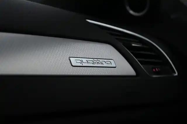Harmaa Sedan, Audi A4 – BOU-582
