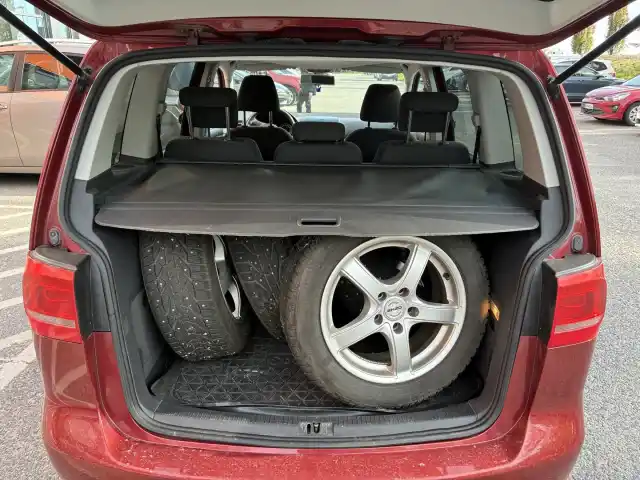 Punainen Tila-auto, Volkswagen Touran – BOV-870