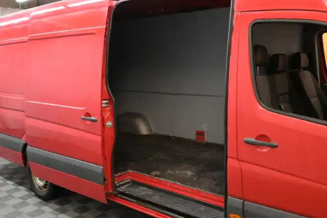 Punainen Pakettiauto, Volkswagen Crafter – BPE-706