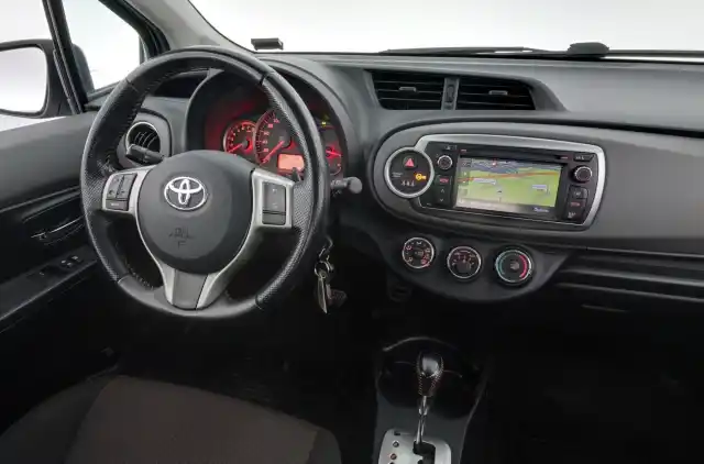 Harmaa Viistoperä, Toyota Yaris – BPJ-929