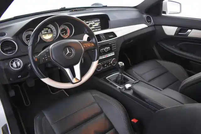 Valkoinen Coupe, Mercedes-Benz C – BPM-671