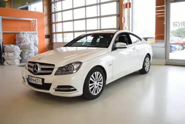 Valkoinen Coupe, Mercedes-Benz C – BPM-671