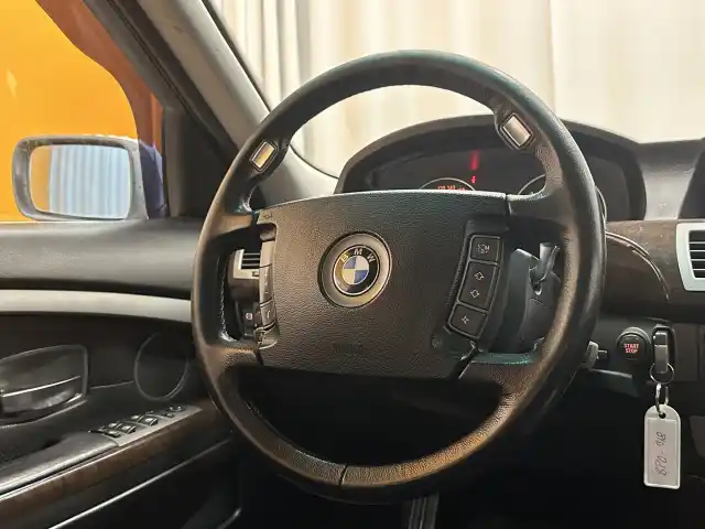 Harmaa Sedan, BMW 735 – BPO-918