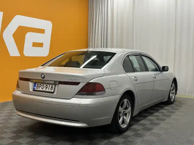 Harmaa Sedan, BMW 735 – BPO-918