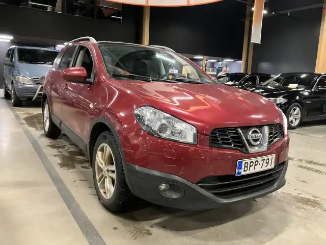 Punainen Maastoauto, Nissan Qashqai+2 – BPP-791