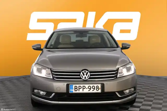 Ruskea Sedan, Volkswagen Passat – BPP-998