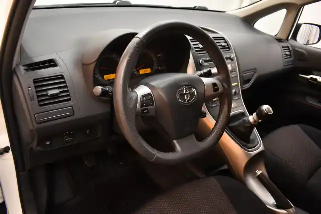 Valkoinen Viistoperä, Toyota Auris – BPT-141