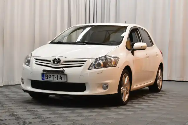 Valkoinen Viistoperä, Toyota Auris – BPT-141