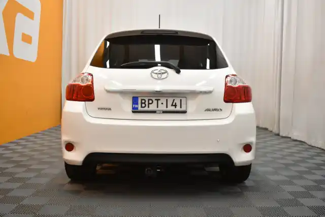 Valkoinen Viistoperä, Toyota Auris – BPT-141