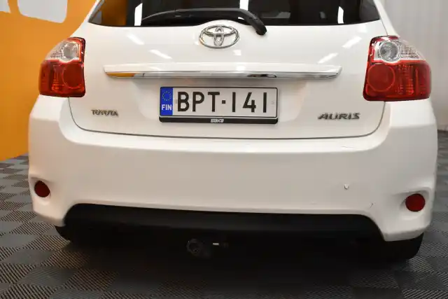 Valkoinen Viistoperä, Toyota Auris – BPT-141