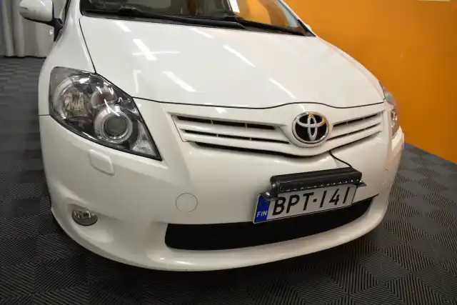 Valkoinen Viistoperä, Toyota Auris – BPT-141