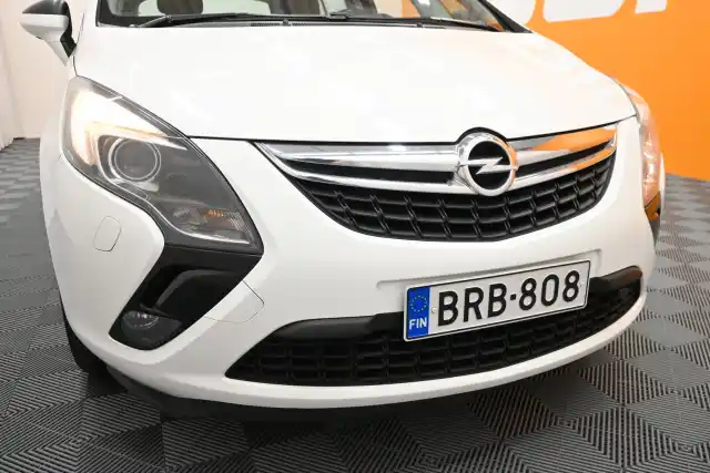 Valkoinen Tila-auto, Opel Zafira Tourer – BRB-808