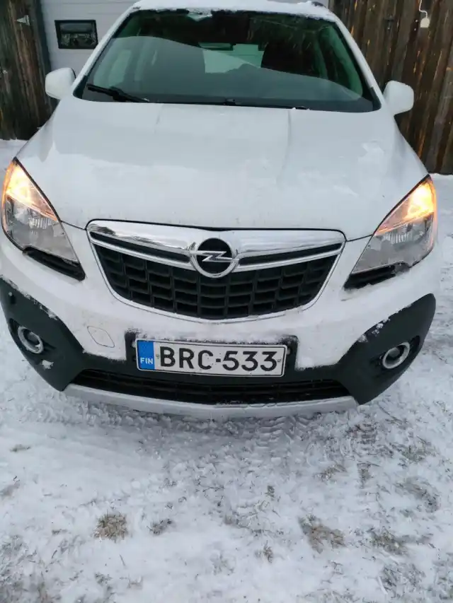 Valkoinen Maastoauto, Opel Mokka – BRC-533