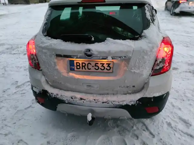 Valkoinen Maastoauto, Opel Mokka – BRC-533