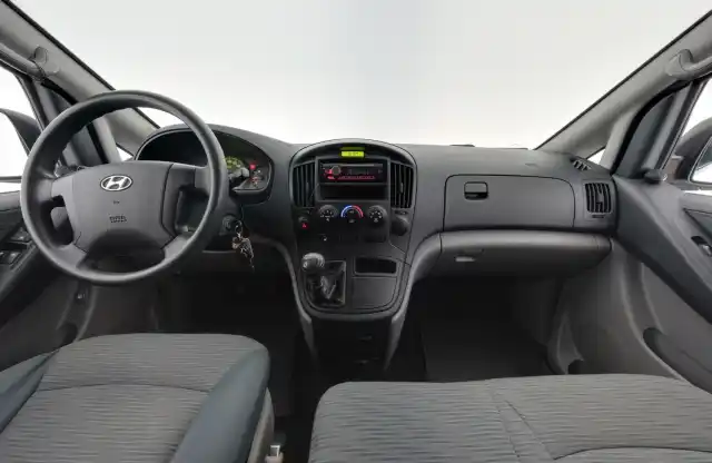 Valkoinen Pakettiauto, Hyundai H1 VAN – BRE-246