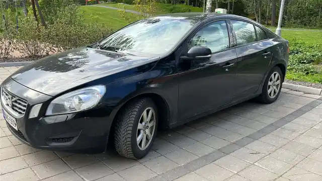 Musta Sedan, Volvo S60 – BRE-559