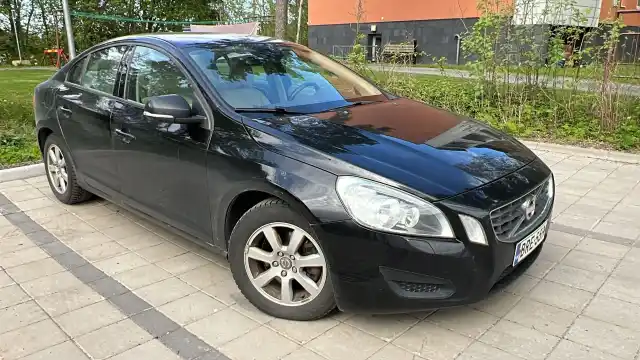 Musta Sedan, Volvo S60 – BRE-559