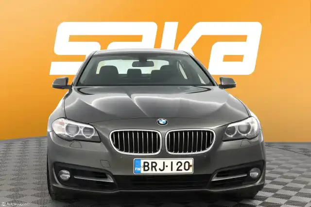 Harmaa Sedan, BMW 525 – BRJ-120