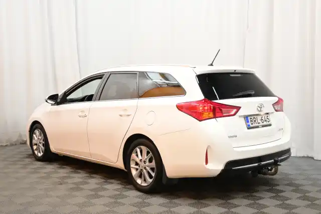 Valkoinen Farmari, Toyota Auris – BRL-645