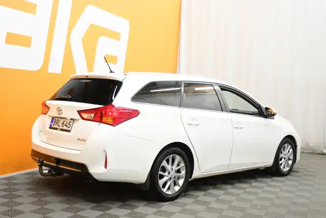 Valkoinen Farmari, Toyota Auris – BRL-645