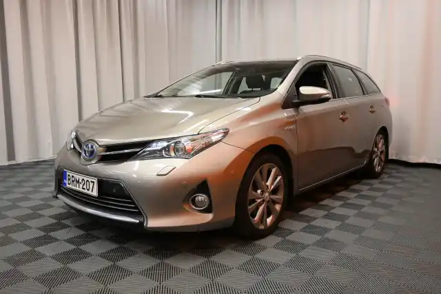 Beige Farmari, Toyota Auris – BRM-207