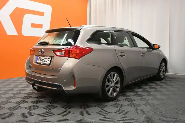 Beige Farmari, Toyota Auris – BRM-207